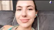 снимает селфи с еблей коллег рядом