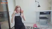 раздевается