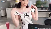 оголяет сиськи перед отсосом
