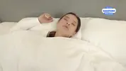 лапает сиськи спящей сестры
