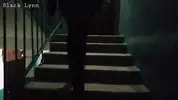русская пара зашла в подъезд погреться