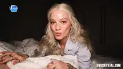 блонда оценивает размер члена пацана