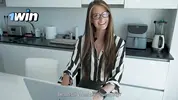 отвлекает мачеху от работы грязными словами