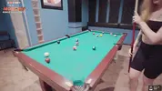 тренер учит блондинку играть в бильярд