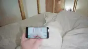 пацан дрочит член на порно