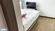 сосед подглядывает за мастурбирующей красоткой