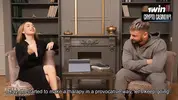показывает ему сиськи под платьем