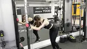 фитоняшка занимается в спортзале