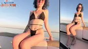 признается капитану, что денег у нее нет