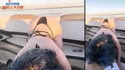 кудряшка в купальнике сосет хуй капитана