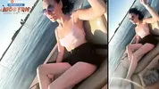 русская туристка наслаждается прогулкой на катере
