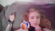 дает прикованной рабыне хуй на клык