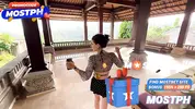 красивая риэлторша показывает виллу клиенту