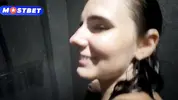 риэлторша ебется стоя с улыбкой на лице