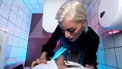 короткостриженая барменша сосет хуй в туалете