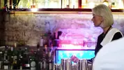 барменша строит глазки посетителю паба