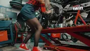 девушка автомеханик ремонтирует мотоцикл