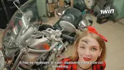 опускается на колени и сосет байкеру в гараже