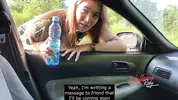 девушка просит водителя ее подкинуть в город