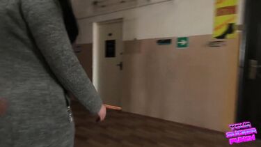 Квадроберша в маске строчит минет в подъезде