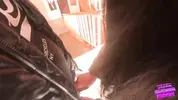 опускается на корточки и сочно сосет