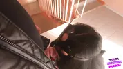 минетит хуй в подъезде, оглядываясь по сторонам