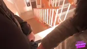 продолжает сосать член на лестничной площадке