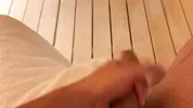 парень в сауне дрочит хуй
