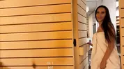 телка пришла в парилку после тренировки