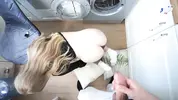 на коленях минетит хуй в ванной комнате