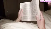 брат затыкает рот сестре, лаская киску