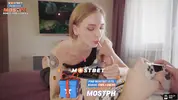 ласкает залупу парня леденцом