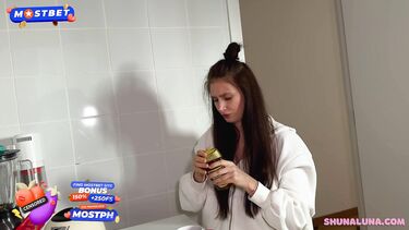 Напросилась на член с финалом в гандон, пока парень на работе