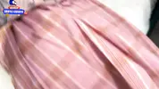 брат проверяет, что у нее под юбкой