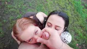 кончает на лица двум сосалкам