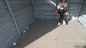 на остановке знакомится с девушкой