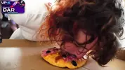 клиентка пробует на вкус елду доставщика
