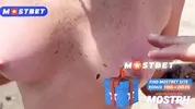 намазывает грудь кремом от загара