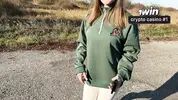 подвозит красивую попутчицу