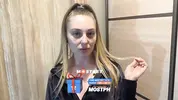 девушка шопоголик получает доставку товара