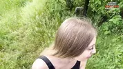 опускается на корточки и сосет в саду