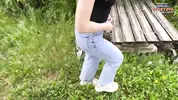 стягивает джинсы и прогибается раком