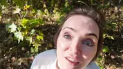 потянула в кусты и на корточках сделала минет