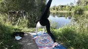 русская милфа занимается йогой на природе