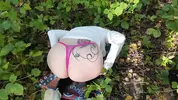 встала раком для прожарки киски на природе