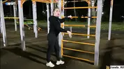 подкатывает к милфе на спортивной площадке