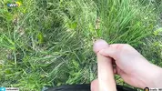 случайный прохожий дрочит хуй на нудистку