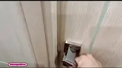 наблюдает за йогой мамы друга