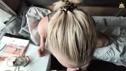 блондинка отсасывает член незнакомцу в вагоне купе