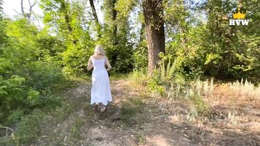 Милфа соблазнила на перепихон на природе уличного фотографа